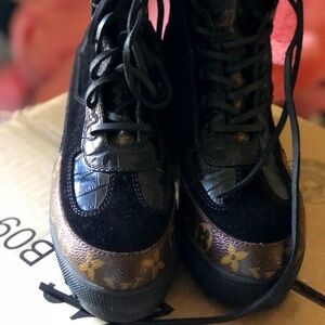 combat LouisVitton boots very great condition only worn twice duster bag include